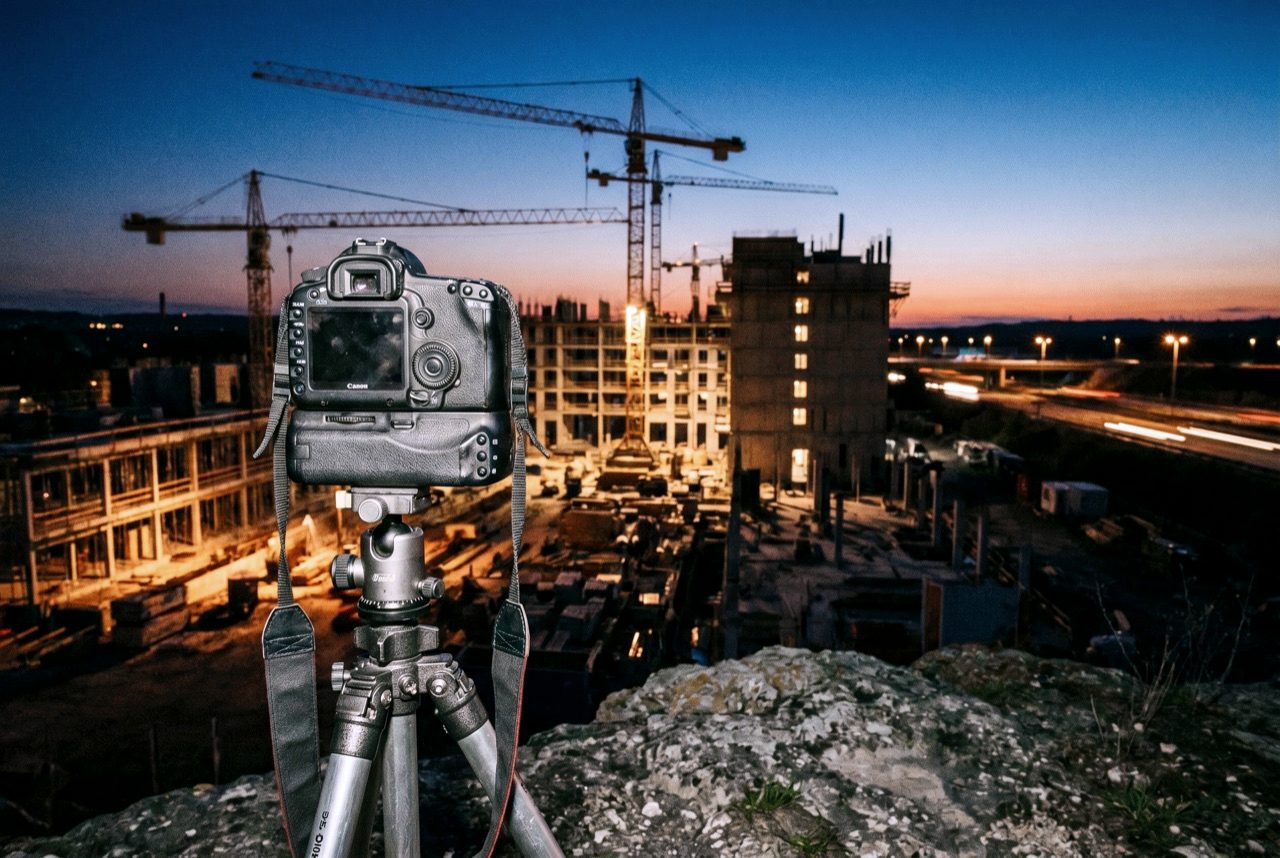 Zeitraffer-Kamera auf einer Baustelle bei Abenddämmerung