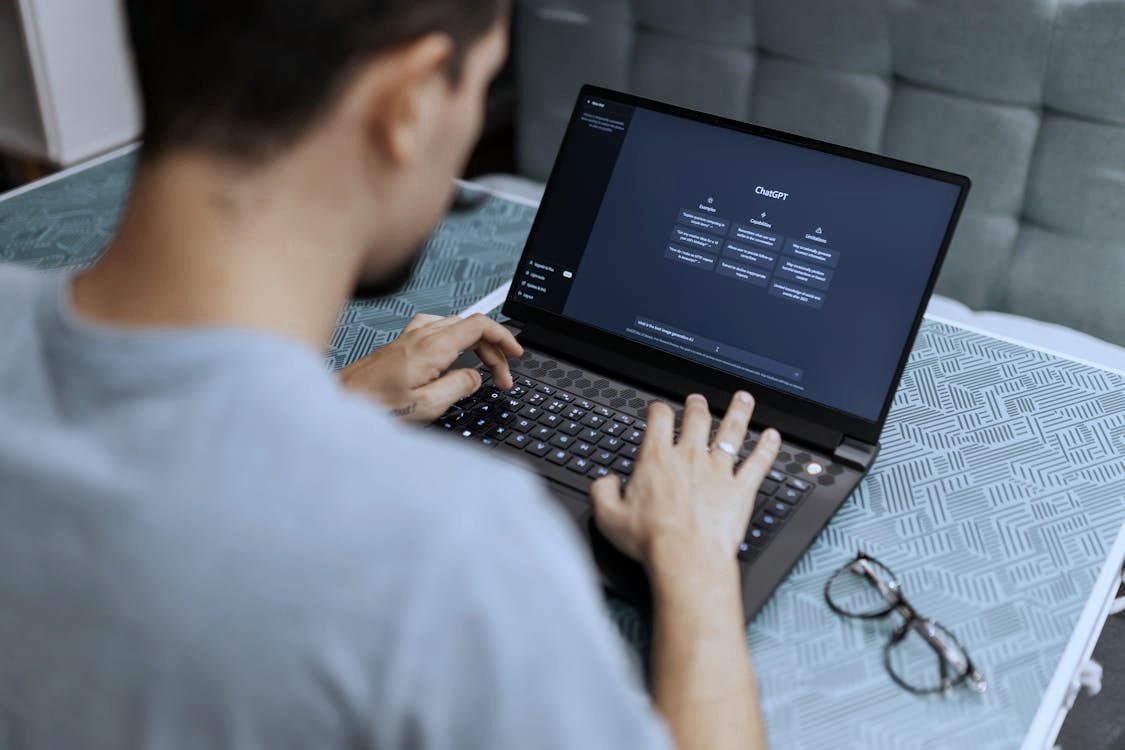 Chatbot vs. Kontaktformular: Warum klassische Formulare 2026 Kunden vergraulen