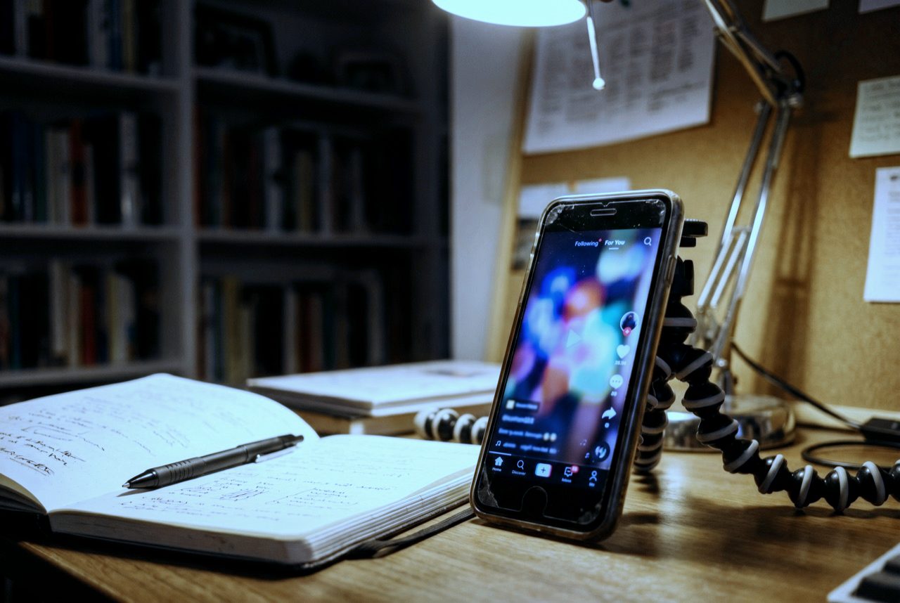 Smartphone auf Stativ zeigt vertikalen Reels-Player