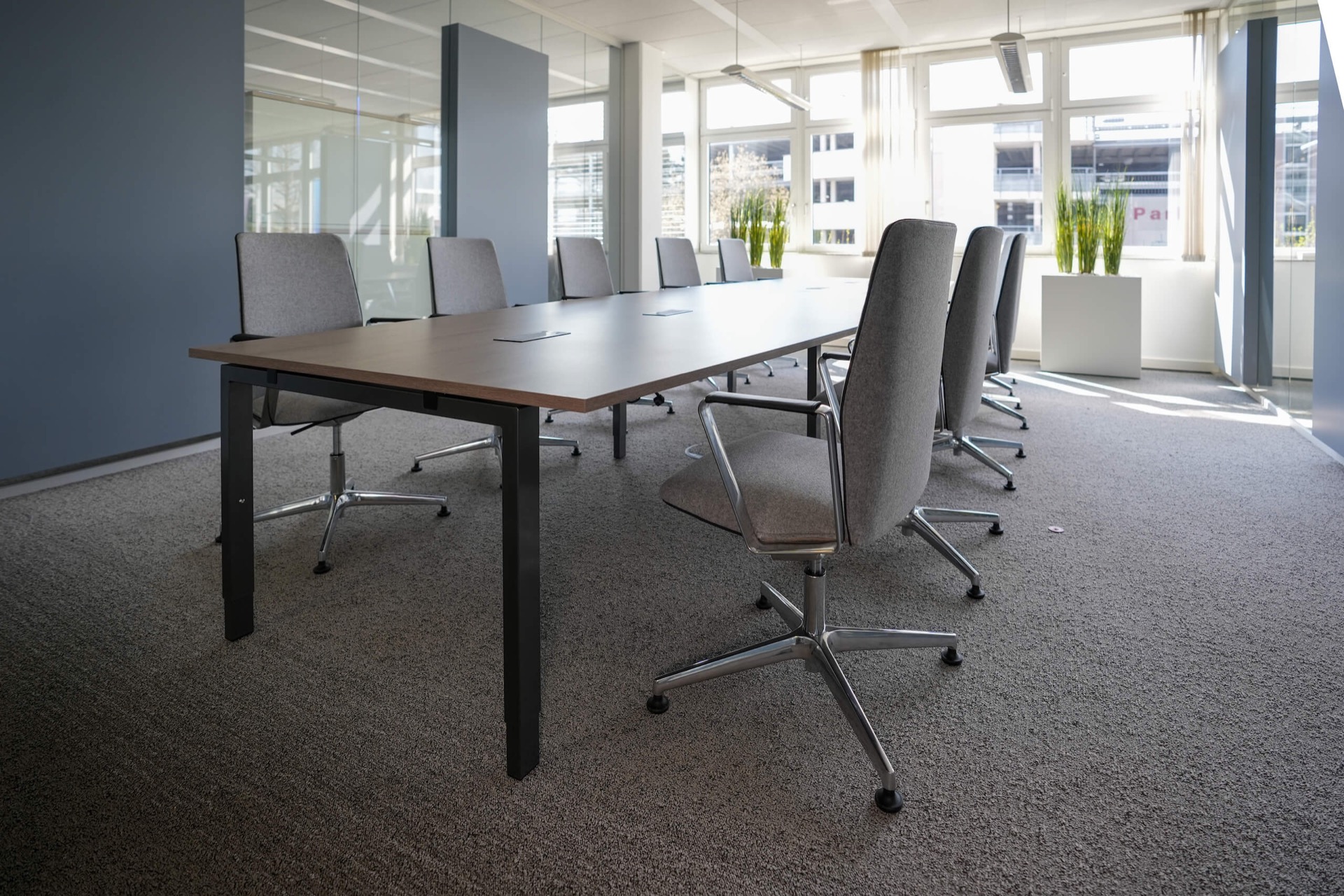 Konferenzraum mit Holztisch und Tageslicht