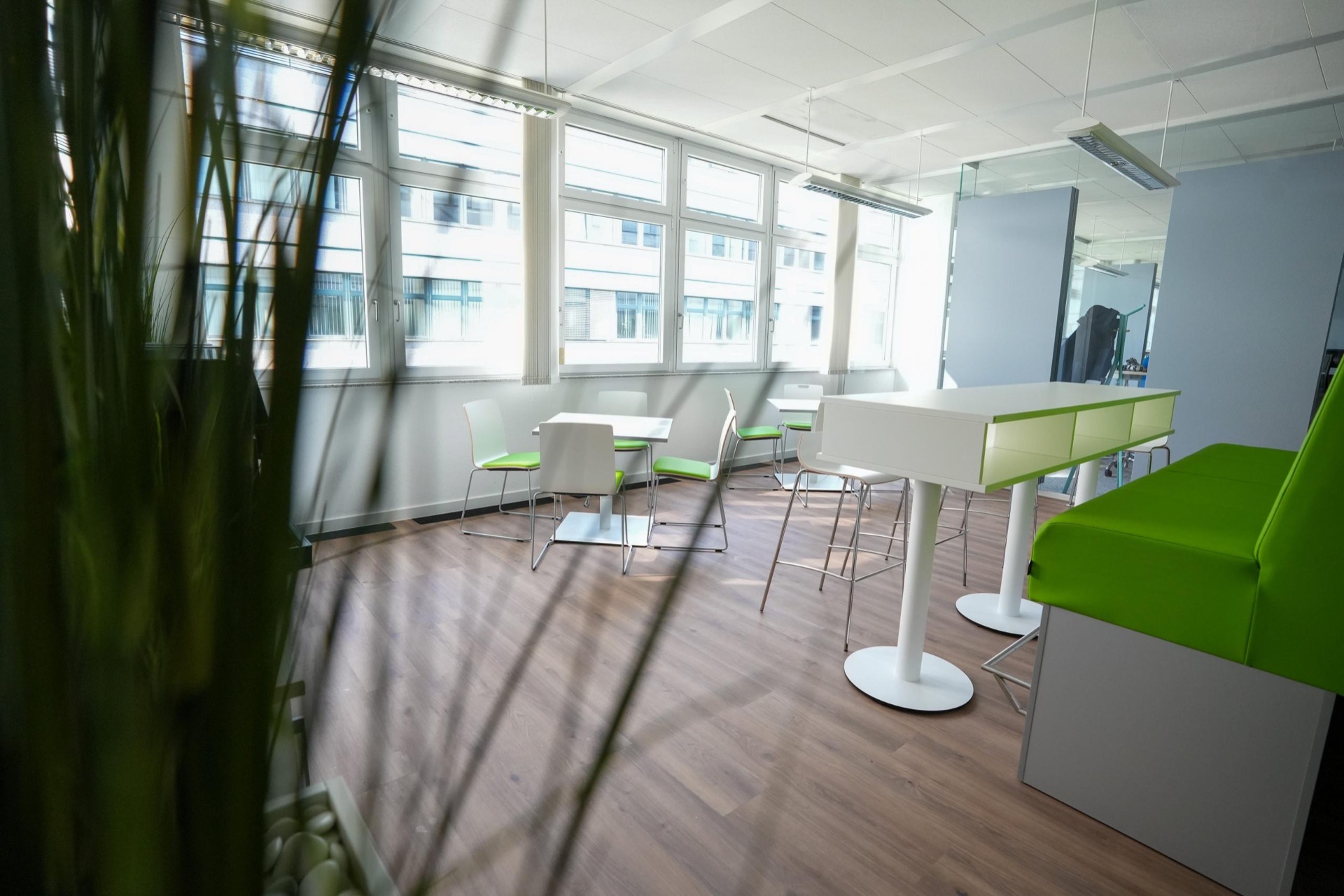 Empfangsbereich mit Lounge-Möbeln